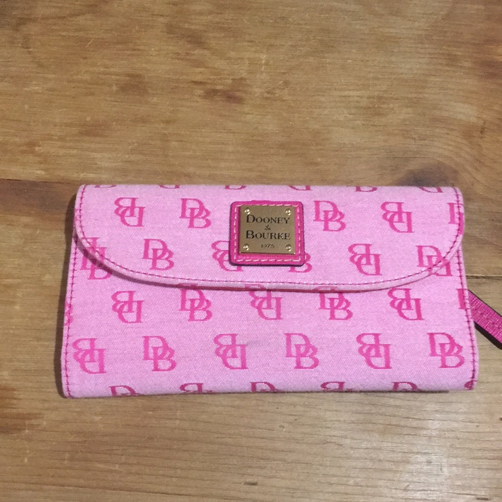 💖 Dooney & Bourke wallet in EUC